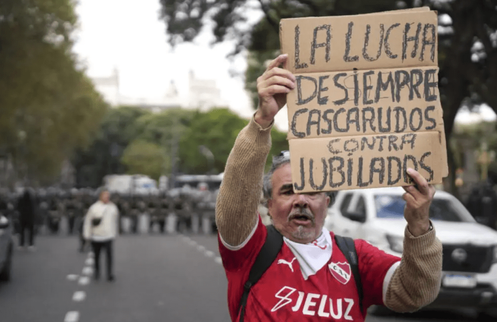 Milei contra los jubilados: Gases y detenciones en una nueva jornada de ajuste y&nbsp;represión