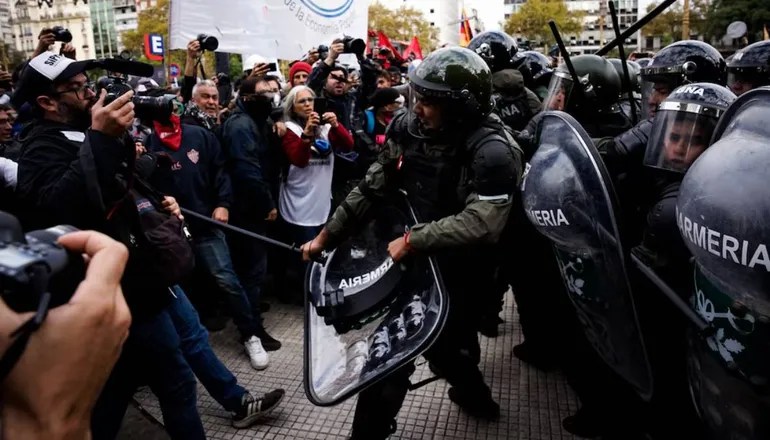 Incidentes en la marcha de jubilados frente al Congreso: represión y&nbsp;detenidos