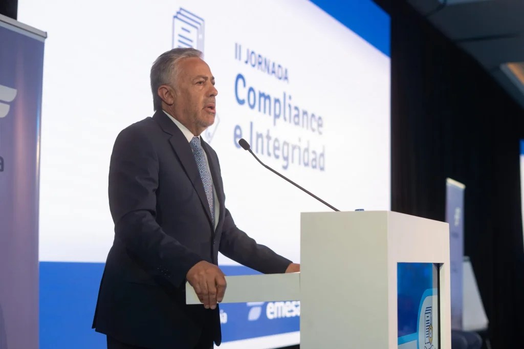 Alfredo Cornejo lanza un ambicioso plan para instalar energía solar en obras&nbsp;privadas