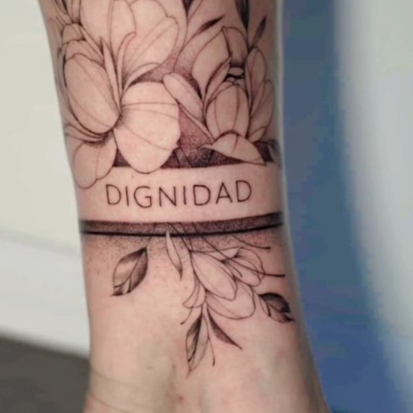 Mayra apoyó a CFK con un tatuaje que dice&nbsp;“dignidad”