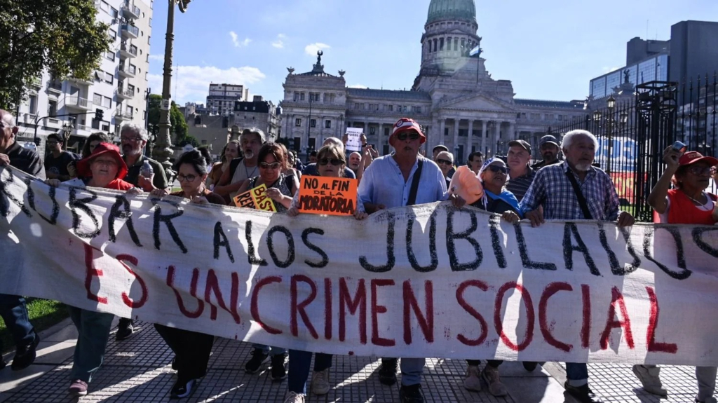 Marcha de jubilados y sindicalistas hacia Plaza de&nbsp;Mayo
