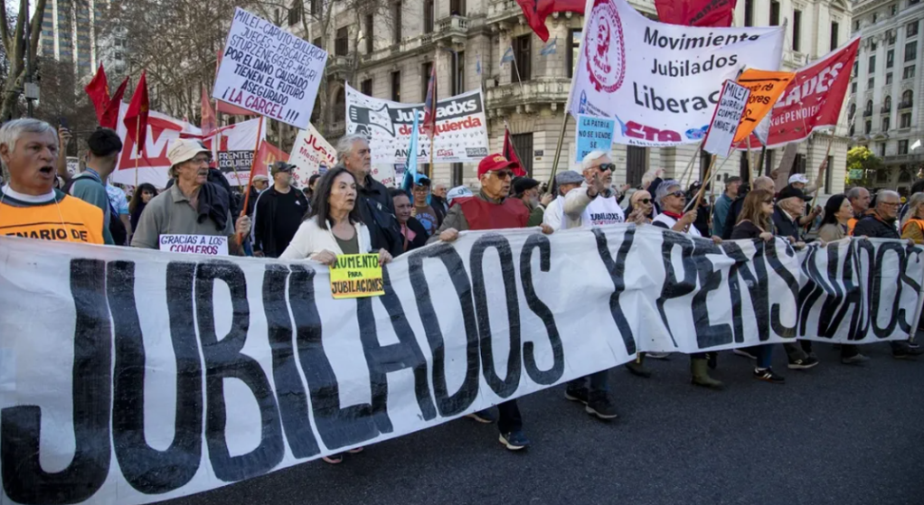 Jubilados se manifestaron frente al Congreso y la Policía cercó el&nbsp;área
